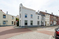 Cette spacieuse maison id&eacute;alement situ&eacute;e au c&oelig;ur de Zaventem offre 3 chambres &agrave; coucher de taille confortable, 
avec la possibilit&eacute; d&rsquo;en am&eacute;nager une 4ᵉ, 2 espaces de vie, 2 salles de bains ainsi qu&rsquo;un espace polyvalent au rez-de-chauss&eacute;e.
Un