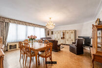 Cet appartement situ&eacute; au rez-de-chauss&eacute;e comprend 3 chambres, une v&eacute;randa, une cave privative ainsi qu'un emplacement de parking.

DISPOSITION:
Le hall d'entr&eacute;e central dessert l'ensemble des pi&egrave;ces de l'appartement.
Le parquet, parfaitement entreten