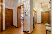 Cet appartement situ&eacute; au rez-de-chauss&eacute;e comprend 3 chambres, une v&eacute;randa, une cave privative ainsi qu'un emplacement de parking.

DISPOSITION:
Le hall d'entr&eacute;e central dessert l'ensemble des pi&egrave;ces de l'appartement.
Le parquet, parfaitement entreten