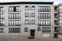 Cet appartement situ&eacute; au rez-de-chauss&eacute;e comprend 3 chambres, une v&eacute;randa, une cave privative ainsi qu'un emplacement de parking.

DISPOSITION:
Le hall d'entr&eacute;e central dessert l'ensemble des pi&egrave;ces de l'appartement.
Le parquet, parfaitement entreten