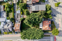 Beau terrain large de 5 ares 51 centiares destin&eacute; &agrave; la construction d&rsquo;un immeuble &agrave; appartements, comprenant au maximum deux niveaux sous la corniche, avec toiture en pente.