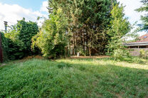 Beau terrain large de 5 ares 51 centiares destin&eacute; &agrave; la construction d&rsquo;un immeuble &agrave; appartements, comprenant au maximum deux niveaux sous la corniche, avec toiture en pente.