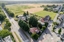 Beau terrain large de 5 ares 51 centiares destin&eacute; &agrave; la construction d&rsquo;un immeuble &agrave; appartements, comprenant au maximum deux niveaux sous la corniche, avec toiture en pente.