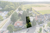 Terrain &agrave; b&acirc;tir situ&eacute; dans un environnement rural (2a 21ca = 221 m&sup2;) destin&eacute; &agrave; une maison unifamiliale semi-mitoyenne.
Une simulation illustrant la largeur et la profondeur de construction possibles est incluse dans la galerie photos.

SITUATION :

