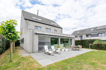 Cette magnifique maison familiale moderne avec 4 chambres, 2 salles de bains, garage, double emplacement de parking et jardin b&eacute;n&eacute;ficie d&rsquo;une excellente situation dans un quartier r&eacute;sidentiel calme, rural et &agrave; faible circulation.
La maison combine u