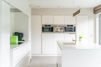 This beautiful, modern family home with 4 bedrooms, 2 bathrooms, garage, double parking space and garden enjoys an excellent location in a quiet, rural and low-traffic residential area.
The property combines contemporary architecture with generous living 