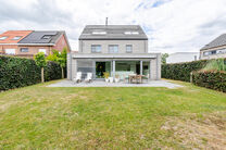 This beautiful, modern family home with 4 bedrooms, 2 bathrooms, garage, double parking space and garden enjoys an excellent location in a quiet, rural and low-traffic residential area.
The property combines contemporary architecture with generous living 