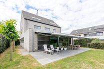 This beautiful, modern family home with 4 bedrooms, 2 bathrooms, garage, double parking space and garden enjoys an excellent location in a quiet, rural and low-traffic residential area.
The property combines contemporary architecture with generous living 