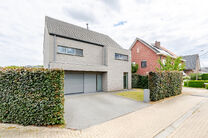 This beautiful, modern family home with 4 bedrooms, 2 bathrooms, garage, double parking space and garden enjoys an excellent location in a quiet, rural and low-traffic residential area.
The property combines contemporary architecture with generous living 