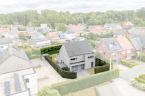 Deze prachtige, moderne gezinswoning met 4 slaapkamers, 2 badkamers, garage, dubbele autostaanplaats en tuin is uitstekend gelegen in een rustige, landelijke en autoluwe woonwijk.
De woning combineert een hedendaagse architectuur met royale leefruimtes, v