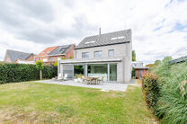 Deze prachtige, moderne gezinswoning met 4 slaapkamers, 2 badkamers, garage, dubbele autostaanplaats en tuin is uitstekend gelegen in een rustige, landelijke en autoluwe woonwijk.
De woning combineert een hedendaagse architectuur met royale leefruimtes, v
