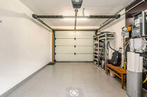 Deze prachtige, moderne gezinswoning met 4 slaapkamers, 2 badkamers, garage, dubbele autostaanplaats en tuin is uitstekend gelegen in een rustige, landelijke en autoluwe woonwijk.
De woning combineert een hedendaagse architectuur met royale leefruimtes, v