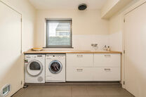 Deze prachtige, moderne gezinswoning met 4 slaapkamers, 2 badkamers, garage, dubbele autostaanplaats en tuin is uitstekend gelegen in een rustige, landelijke en autoluwe woonwijk.
De woning combineert een hedendaagse architectuur met royale leefruimtes, v