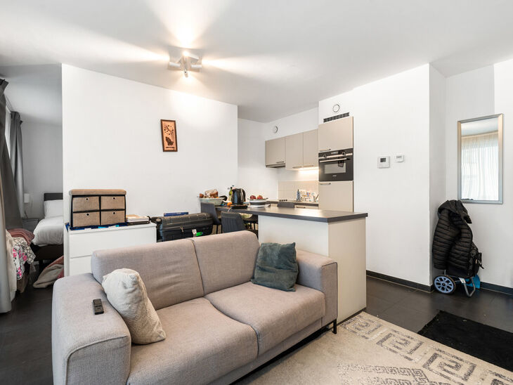 Cet appartement r&eacute;cent d&rsquo;une chambre b&eacute;n&eacute;ficie d&rsquo;un emplacement de choix, en face du quartier tendance du Canal et &agrave; proximit&eacute; de Tour & Taxis et de la place Rogier.

Situ&eacute; au 3e &eacute;tage, l&rsquo;appartement dispose d&rsquo;une terrasse orient&eacute;e sud-est
