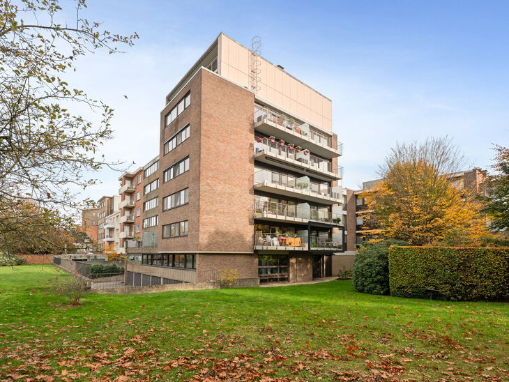 Cet appartement pr&ecirc;t &agrave; emm&eacute;nager, dot&eacute; de trois chambres, est id&eacute;alement situ&eacute; sur la place du village de Strombeek-Bever, &agrave; proximit&eacute; imm&eacute;diate de nombreuses commodit&eacute;s et accessibles &agrave; pied. Bruxelles est tr&egrave;s rapidement et facilement access
