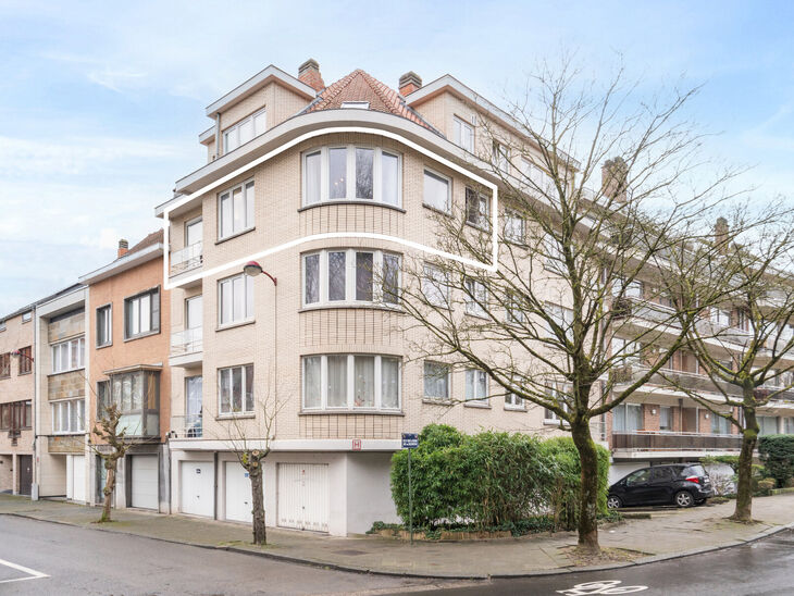Appartement d&rsquo;angle lumineux et pr&ecirc;t &agrave; emm&eacute;nager avec 1 chambre, magnifique vue sur le bois du Dielegem, terrasse orient&eacute;e est et cave.
Situ&eacute; dans une petite copropri&eacute;t&eacute; avec ascenseur, &agrave; distance de marche des commerces, des transports en commu