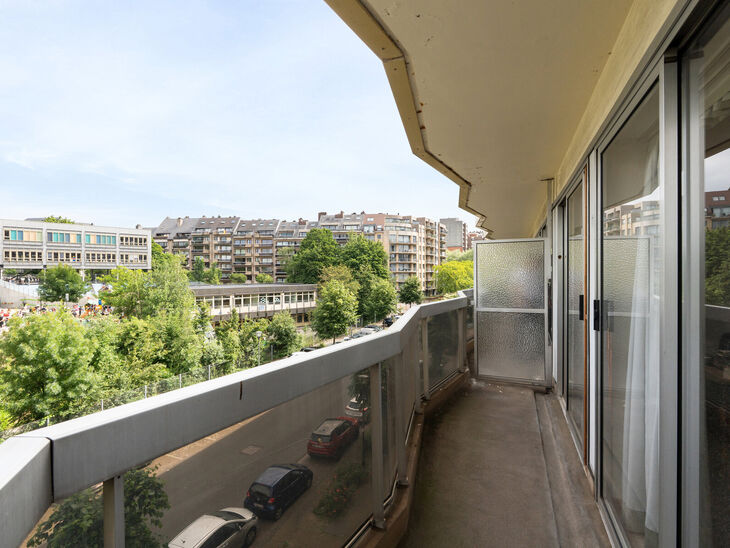 Ce spacieux appartement de 2 chambres, avec 2 terrasses, un garage ferm&eacute; et un emplacement de parking, est situ&eacute; au troisi&egrave;me &eacute;tage d'une copropri&eacute;t&eacute; bien entretenue.

AGENCEMENT :
Le hall d'entr&eacute;e m&egrave;ne &agrave; un s&eacute;jour lumineux avec espace salle &agrave; 