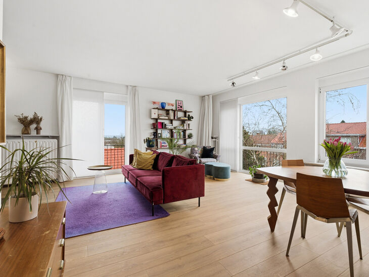 Cet appartement d&rsquo;angle lumineux et pr&ecirc;t &agrave; emm&eacute;nager, comprenant 2 chambres et 1 salle de bains, se situe au 3ᵉ &eacute;tage d&rsquo;une petite copropri&eacute;t&eacute;. Il b&eacute;n&eacute;ficie d&rsquo;une situation privil&eacute;gi&eacute;e &agrave; proximit&eacute; du Parc de Laeken, dans un quartier r