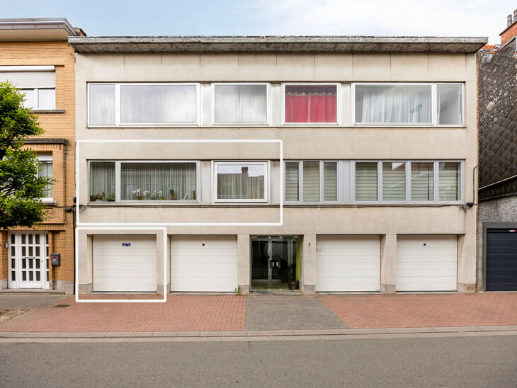 Cet appartement deux chambres avec garage et jardin est situé au premier étage d’une petite copropriété de 6 appartements, en plein centre de Zaventem.

AGENCEMENT
En entrant dans l'appartement, on accède au hall d’entrée qui mène à un séjour