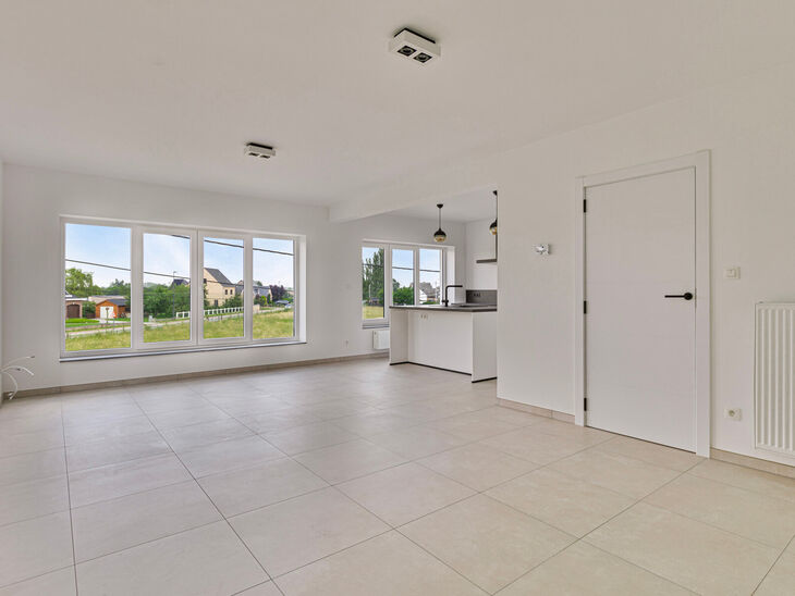 Dit prachtig gerenoveerde duplex appartement met 4 slaapkamers en 2 badkamers is gelegen in een rustige en landelijke omgeving.
Het appartement maakt deel uit van een kleinschalige mede-eigendom met slechts twee appartementen.

Het biedt u comfort, stijl 