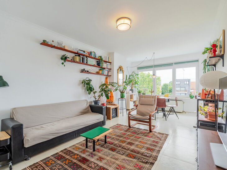 Dit eigentijdse, volledig instapklare appartement met twee slaapkamers is gelegen in een kleinschalige mede-eigendom in Strombeek-Bever.
Het appartement biedt een zuidoostelijk georiënteerd terras en beschikt over twee praktische kelderbergingen voor ext