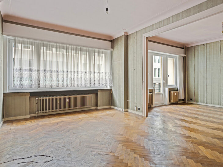 Dit stijlvolle appartement met &eacute;&eacute;n slaapkamer, 2 terrassen en 2 ruime zolderbergingen bevindt zich op de 2de verdieping van een uitstekend gelegen gebouw in de Europese wijk, tussen Schuman en het Warandepark.

Het appartement is als volgt ingedeeld: Bi