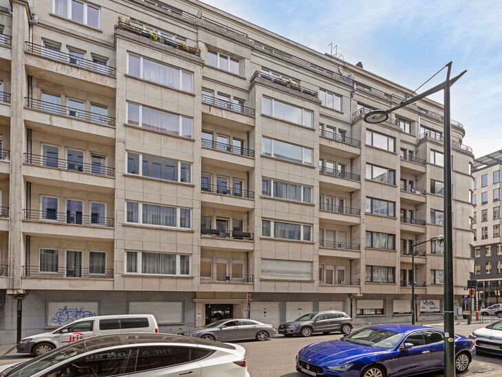 Dit stijlvolle appartement met &eacute;&eacute;n slaapkamer, 2 terrassen en 2 ruime zolderbergingen bevindt zich op de 2de verdieping van een uitstekend gelegen gebouw in de Europese wijk, tussen Schuman en het Warandepark.

Het appartement is als volgt ingedeeld: Bi