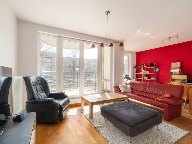 Dit lichtrijke 1 slaapkamers appartement is uitstekend gelegen in de gegeerde wijk &ldquo;De Jacht&rdquo; in Etterbeek, op wandelafstand van de VUB- en ULB-campussen en op de grens met Sint-Pieters-Woluwe (Chant d&rsquo;Oiseau) en Oudergem.

Het appartement heeft een