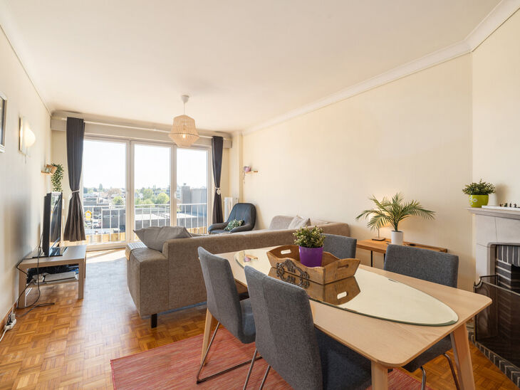 Dit volledig instapklaar appartement op de 5de verdieping beschikt over 2 slaapkamers en geniet van een spectaculair uitzicht over het centrum van Strombeek.
Dankzij het uitstekende EPC-label C combineert dit appartement comfort met energiezuinig wonen.

