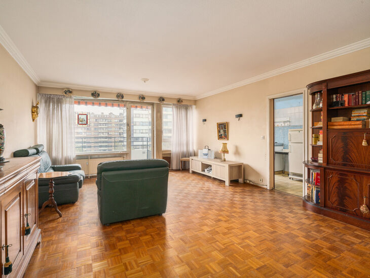 Dit lichtrijke 1-slaapkamerappartement is uitstekend gelegen op de 6de verdieping van een goed onderhouden mede-eigendom.
Het appartement beschikt over twee terrassen, een ondergrondse staanplaats (verplicht mee aan te kopen voor 15.000 euro) en een priva