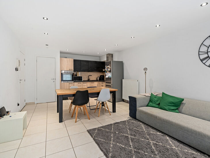 Dit instapklare appartement met 2 slaapkamers en 1 badkamer is rustig en residentieel gelegen, met een strategische ligging nabij openbaar vervoer en op korte afstand van het Elisabethpark.

Bij het betreden van het appartement komt men in de lichtrijke l