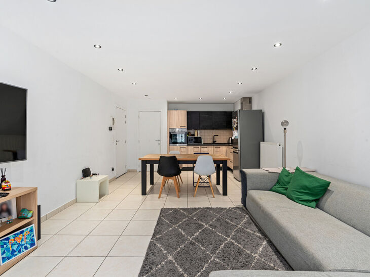 Dit instapklare appartement met 2 slaapkamers en 1 badkamer is rustig en residentieel gelegen, met een strategische ligging nabij openbaar vervoer en op korte afstand van het Elisabethpark.

Bij het betreden van het appartement komt men in de lichtrijke l