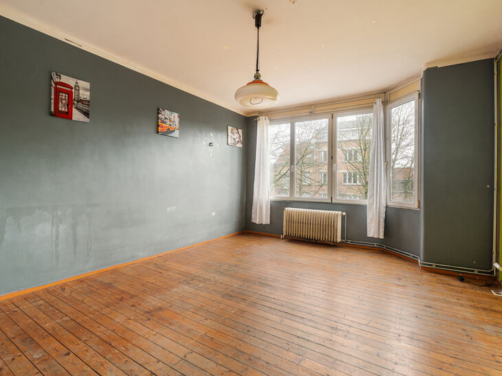 Dit appartement is uitstekend gelegen op de 2de verdieping van een kleinschalig appartementsgebouw, op een boogscheut van de Basiliek van Koekelberg en het Elisabethpark.
Technisch is het appartement in orde: Het beschikt over een eigen gasketel, een guns