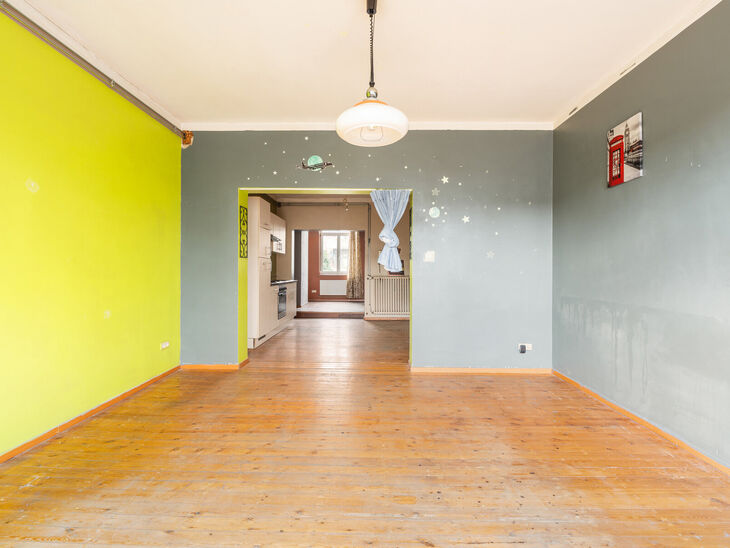 Dit appartement is uitstekend gelegen op de 2de verdieping van een kleinschalig appartementsgebouw, op een boogscheut van de Basiliek van Koekelberg en het Elisabethpark.
Technisch is het appartement in orde: Het beschikt over een eigen gasketel, een guns