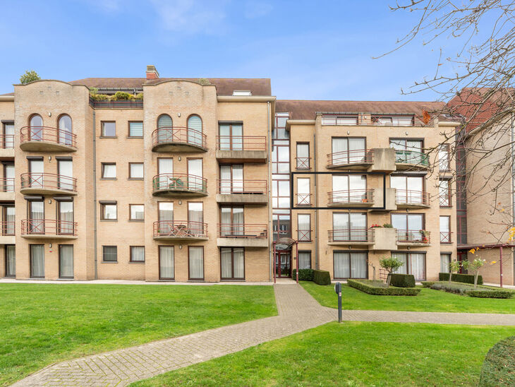 Dit appartement met twee slaapkamers is gelegen op de tweede verdieping van een klassevolle en goed onderhouden mede-eigendom, omgeven door groen en rust. Ondanks de serene ligging bevinden winkels, openbaar vervoer en andere voorzieningen zich op wandela