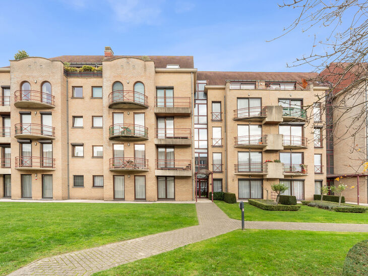Dit appartement met twee slaapkamers is gelegen op de tweede verdieping van een klassevolle en goed onderhouden mede-eigendom, omgeven door groen en rust. Ondanks de serene ligging bevinden winkels, openbaar vervoer en andere voorzieningen zich op wandela
