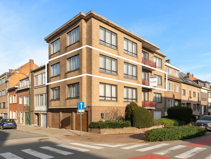Dit lichtrijke hoekappartement met 3 slaapkamers en 2 badkamers, garage en kelder is gelegen in een kleinschalige mede-eigendom met slechts 4 appartementen.
Dankzij de uitstekende ligging geniet men van een vlotte bereikbaarheid naar Brussel en de Brussel