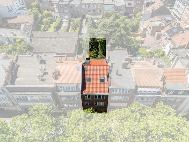 Tweegezinswoning bestaande uit een appartement en een duplex appartement, met garage, tuin en terrassen.
Het gebouw heeft in totaal 8 slaapkamers en 3 badkamers.

INDELING:
Op de eerste verdieping bevindt zich een appartement met &eacute;&eacute;n slaapkamer en een t