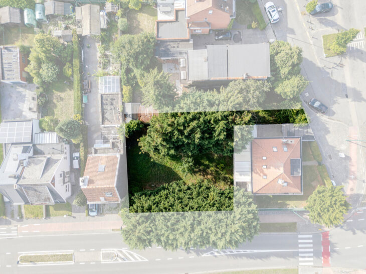 Beautiful wide plot of 5 ares 51 centiares intended for the construction of a multi-family building, comprising a maximum of two floors below the eaves, with a pitched roof.