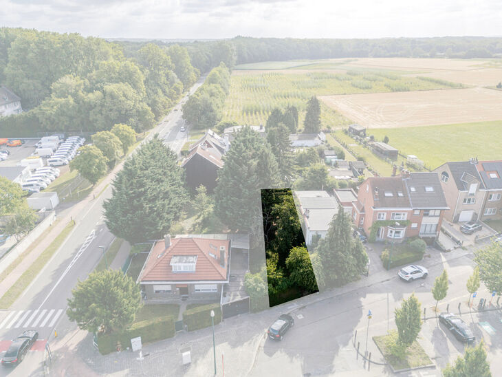 Rural building plot (2a 21ca = 221 m&sup2;) suitable for a semi-detached single-family home.
A visual simulation showing the possible building width and depth is included in the photo gallery.

LOCATION:
▪️ Shops and amenities within easy reach &ndash; Aldi (