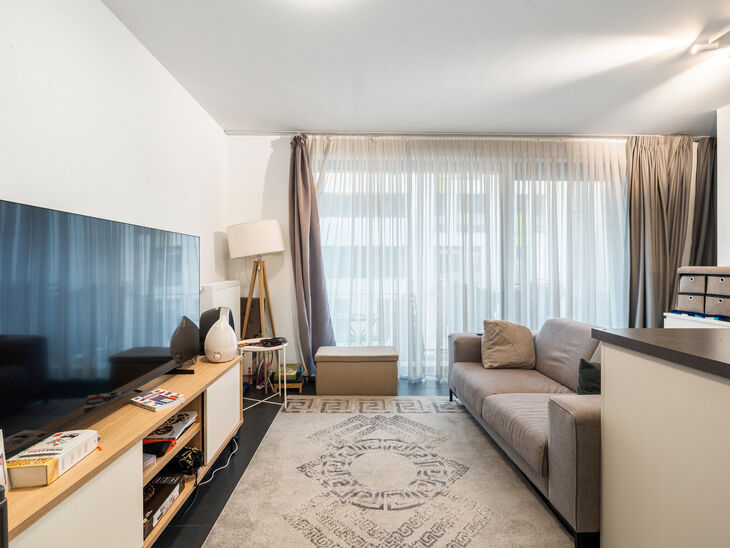 This recently built one-bedroom apartment enjoys an excellent location, directly opposite the trendy Canal district and close to Tour & Taxis and Rogier Square.

Located on the 3rd floor, the apartment features a southeast-facing terrace, ideal for enjoyi