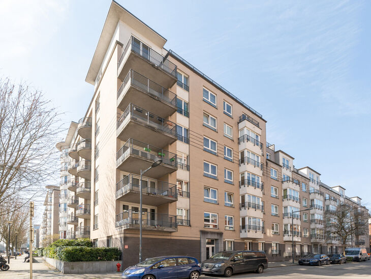 This bright 1-bedroom apartment is ideally located in the sought-after &ldquo;La Chasse&rdquo; area of Etterbeek, within walking distance of the VUB and ULB campuses, and on the border with Woluwe-Saint-Pierre (Chant d&rsquo;Oiseau) and Auderghem.

The apartment feat
