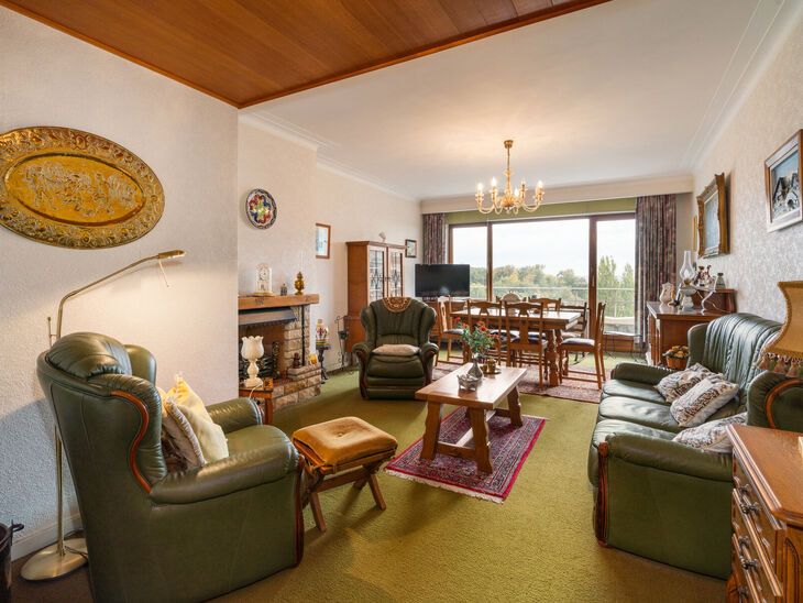 This bright and practically arranged 2-bedroom apartment is located on the 8th floor of a well-maintained building.
Thanks to its elevated position, it enjoys an open view and plenty of natural light throughout the day.

The apartment offers two terraces,