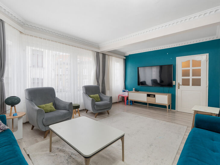 This fully move-in-ready and tastefully renovated two-bedroom apartment with terrace is located on the second floor of a well-maintained building, in an exceptionally convenient location within walking distance of Tour & Taxis and the vibrant Canal distri