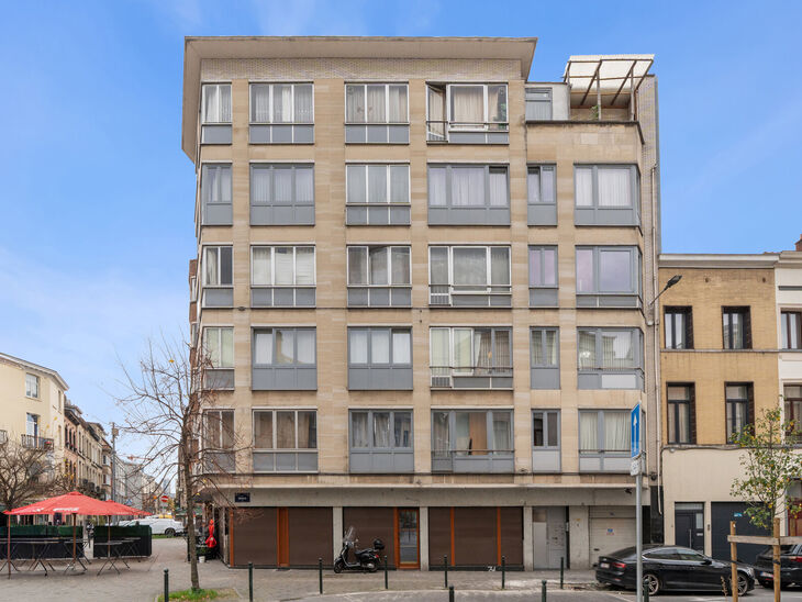 This fully move-in-ready and tastefully renovated two-bedroom apartment with terrace is located on the second floor of a well-maintained building, in an exceptionally convenient location within walking distance of Tour & Taxis and the vibrant Canal distri