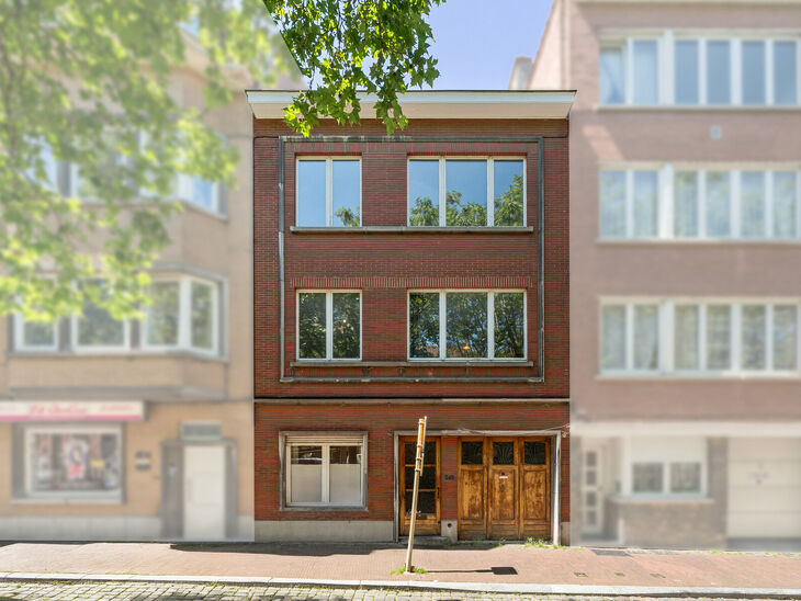 Two-family property consisting of one apartment and one duplex apartment, with garage, garden and terraces.
The building comprises a total of 8 bedrooms and 3 bathrooms.

LAYOUT:
The first floor features a one-bedroom apartment with a 9 m&sup2; terrace. The d