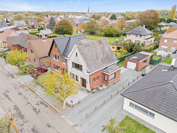 Located in a quiet and child-friendly residential development in the rural village of Humbeek, this practical family home sits on an east-facing plot of 4a 40ca.
The house features a spacious living area with abundant natural light and a pleasant veranda 