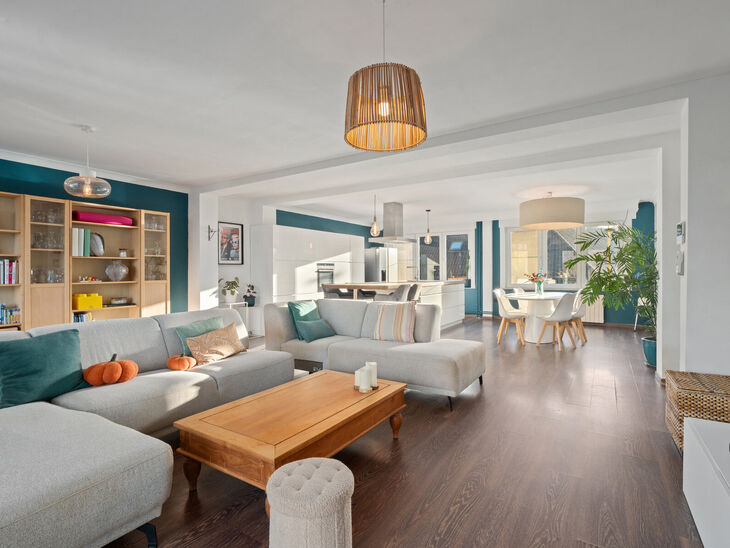 This move-in-ready and energy-efficient family home with 4 to 5 bedrooms is located in the rural village of Humbeek, part of Grimbergen, on a beautiful 711 m&sup2; plot. The property includes an integrated garage and a versatile ground-floor space, currently 