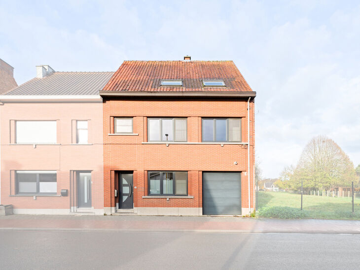 This move-in-ready and energy-efficient family home with 4 to 5 bedrooms is located in the rural village of Humbeek, part of Grimbergen, on a beautiful 711 m&sup2; plot. The property includes an integrated garage and a versatile ground-floor space, currently 