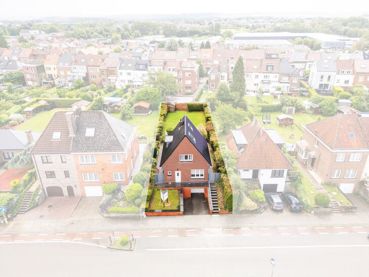 This detached family home with 2 bedrooms, a converted attic, a spacious basement and a garage is situated on a 526 m&sup2; plot and benefits from a beautiful south-east facing garden.

Ideally located near Klein-Bijgaarden, the property enjoys excellent acce